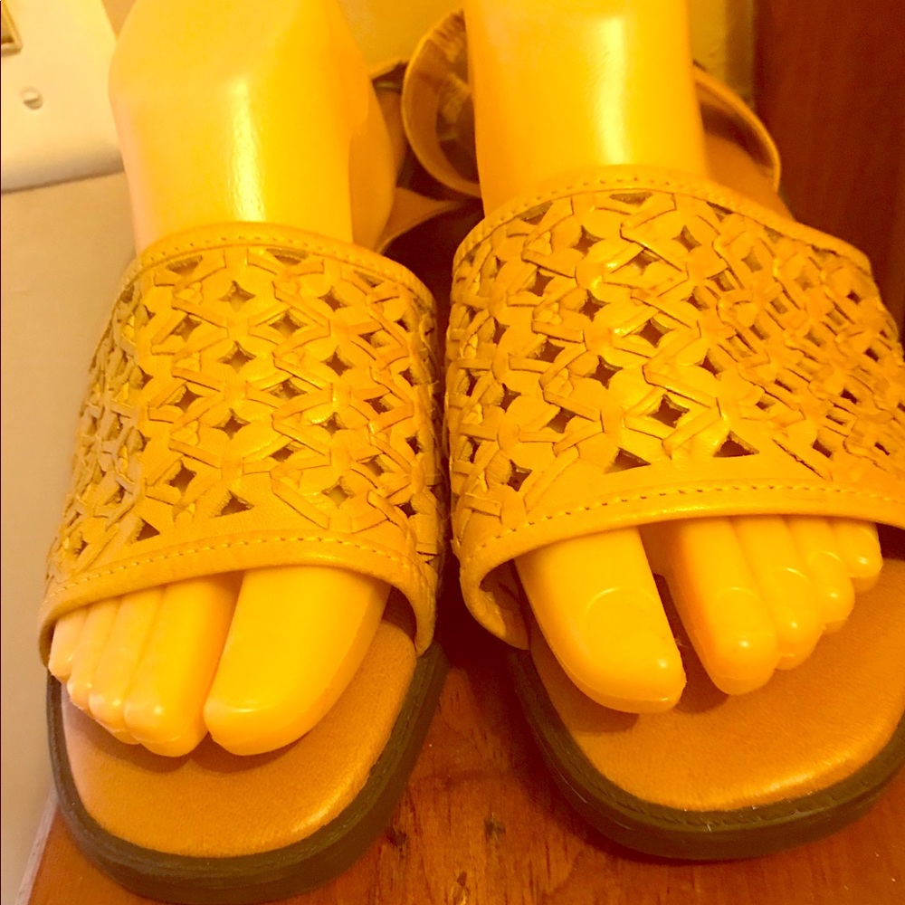 Duckhead beautiful mustard sandals 11 WW